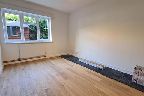 2 bedroom flat for sale, Petworth Court, Haslemere