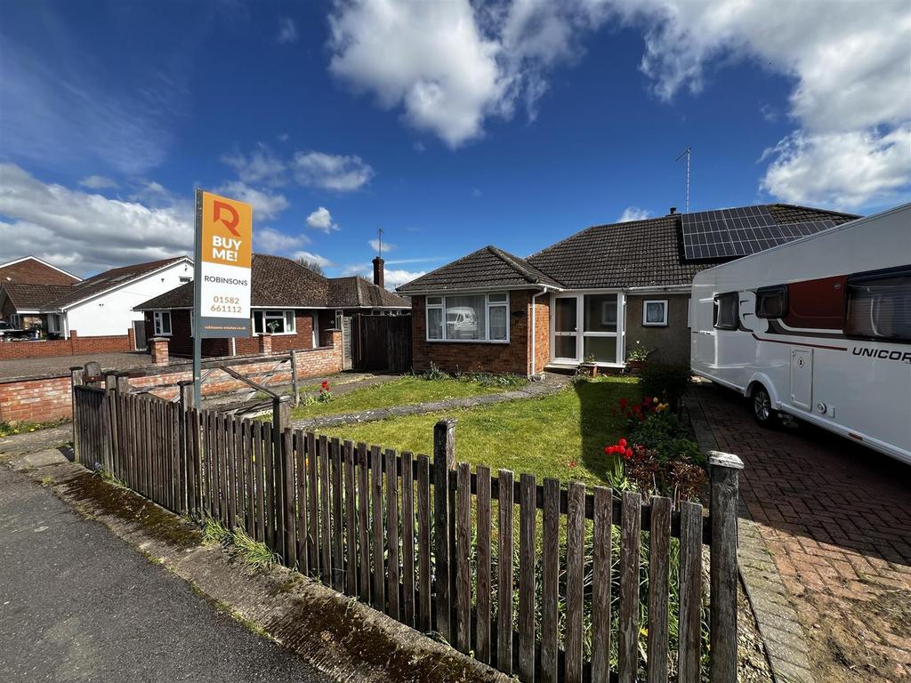 Cemetery Road, Houghton Regis 3 bed semidetached bungalow for sale £