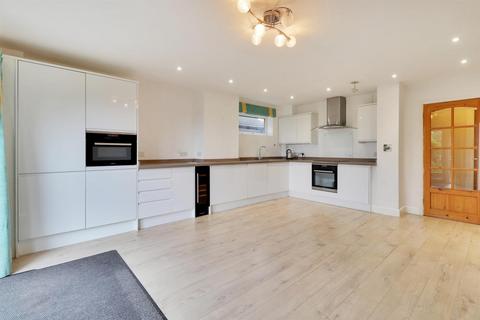 4 bedroom detached house for sale, Queens Road, Crowborough