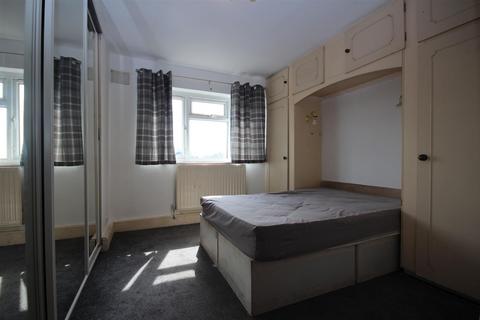 3 bedroom flat to rent, Bernard Shaw House, London, NW10 8JX
