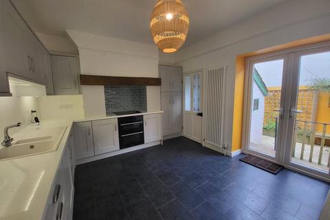 3 bedroom terraced house to rent, South Street, South Molton, Devon, EX36