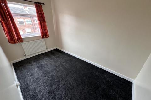 2 bedroom terraced house to rent, King Street, Castleford
