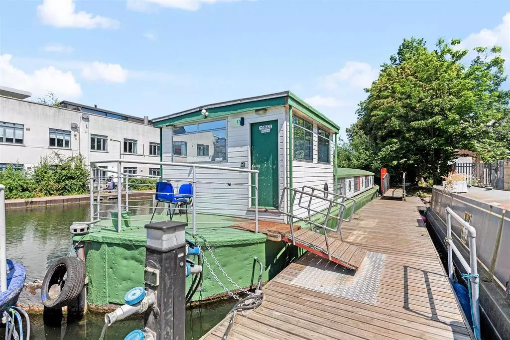 Houseboat to rent