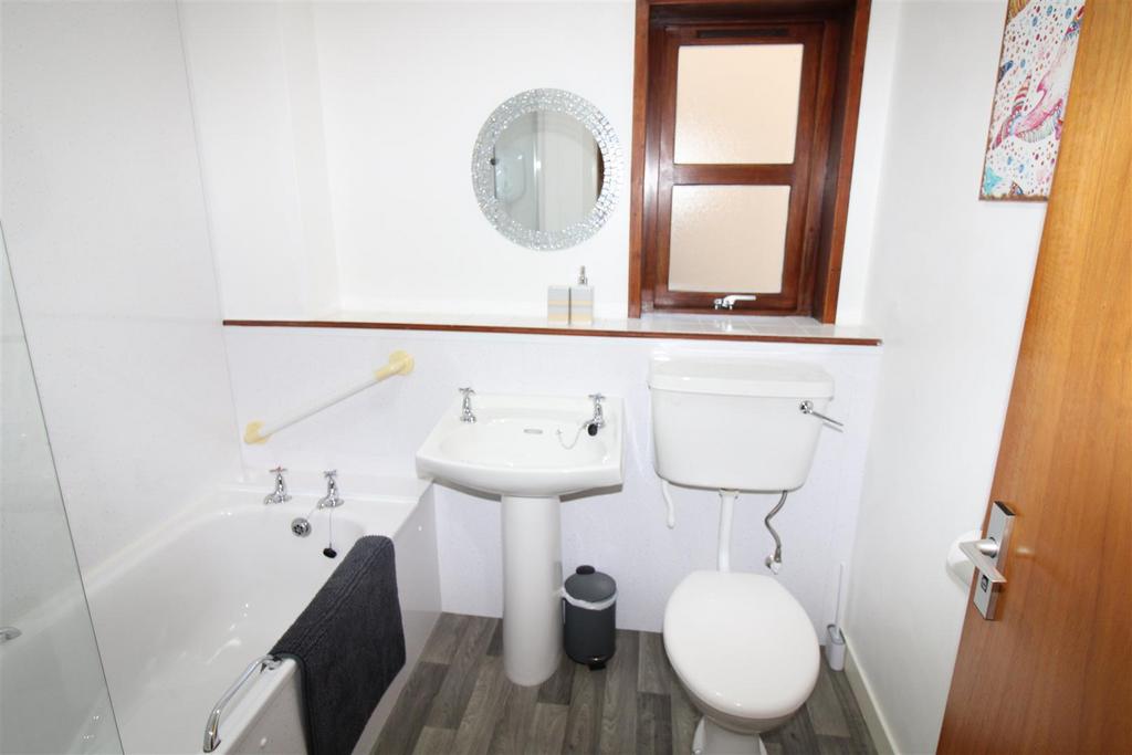 Bathroom (2).jpg