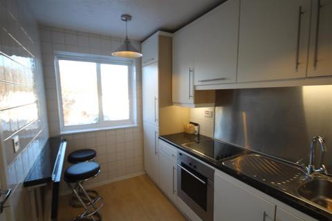 2 bedroom apartment to rent, Barnston Way, Shenfield