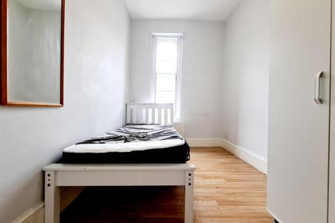 3 bedroom flat to rent, Mare Street, London