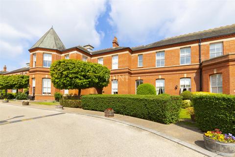 4 bedroom flat to rent, Richmond Drive, Repton Park, Woodford Green, Essex