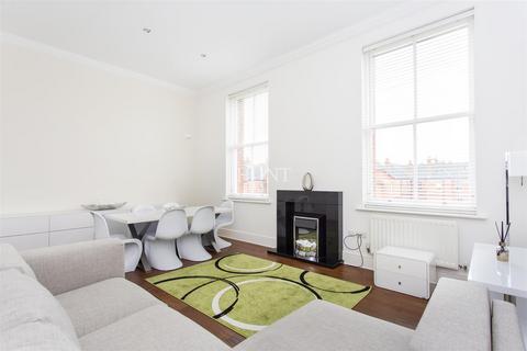 4 bedroom flat to rent, Richmond Drive, Repton Park, Woodford Green, Essex