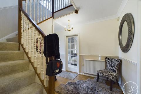 4 bedroom detached house to rent, Shadwell Park Drive, Leeds