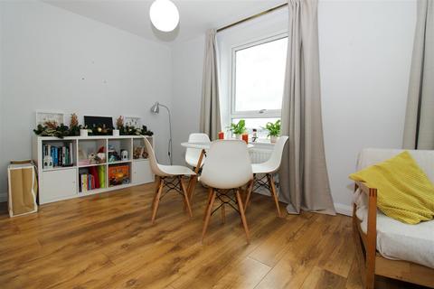 2 bedroom flat for sale, Rivers Apartments, Cannon Road, London