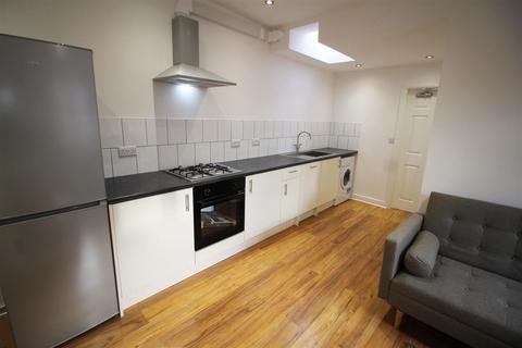 4 bedroom flat to rent, *£125pppw excl bills* Middle Street, Beeston, NG9 2AR