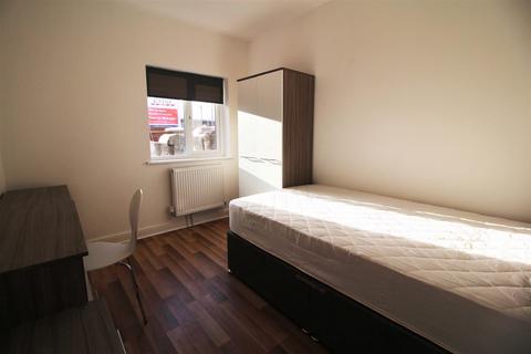 4 bedroom flat to rent, *£125pppw excl bills* Middle Street, Beeston, NG9 2AR