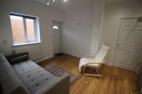 4 bedroom flat to rent, *£125pppw excl bills* Middle Street, Beeston, NG9 2AR