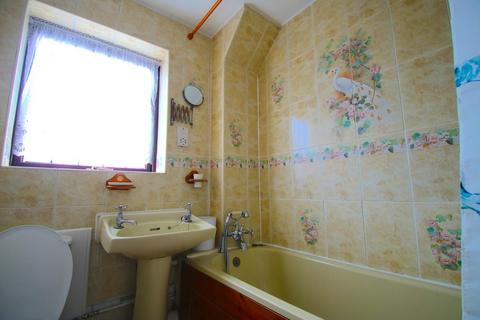 3 bedroom house to rent, Hickman Close, London E16