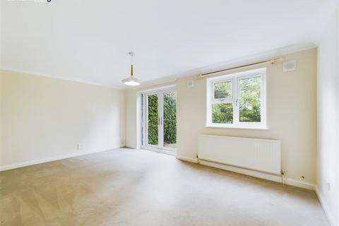 2 bedroom flat to rent, Iona Crescent, Cippenham