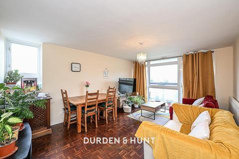 3 bedroom apartment for sale, Gardner Close, Wanstead, E11