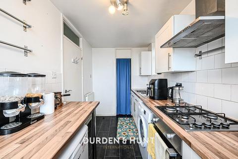3 bedroom apartment for sale, Gardner Close, Wanstead, E11