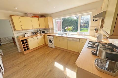 5 bedroom detached house for sale, Lindrick Drive, Stoneygate, Leicester