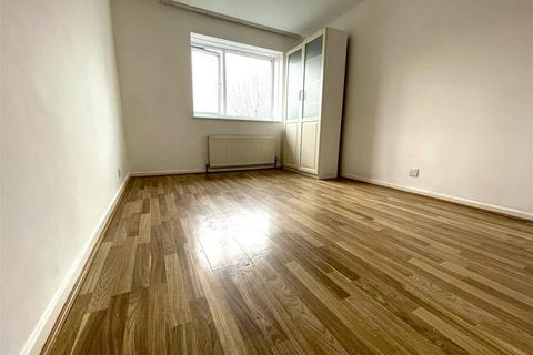 2 bedroom flat to rent, Fishers Close, Waltham Cross EN8