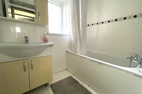 2 bedroom flat to rent, Fishers Close, Waltham Cross EN8