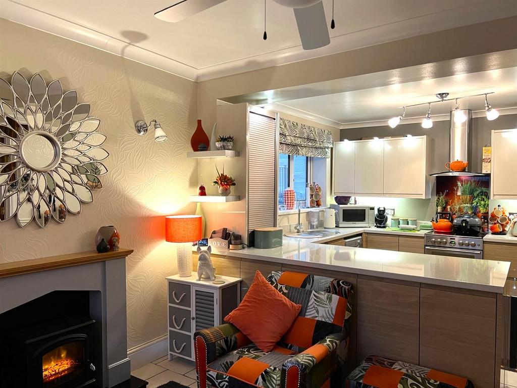 Kitchen lounge.jpg