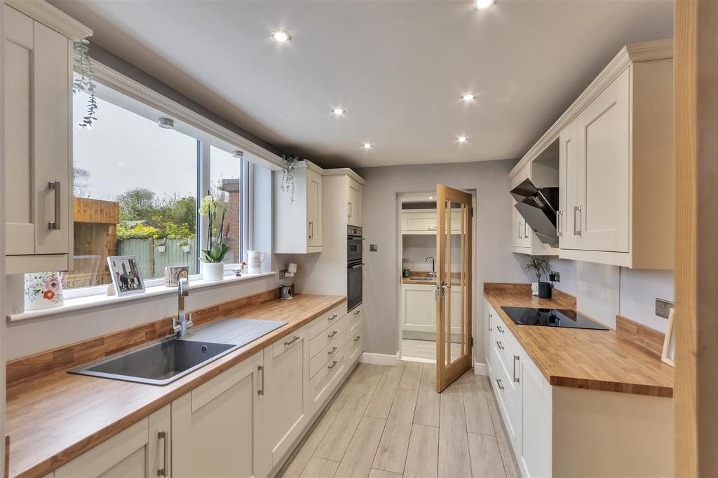 Yew Tree Avenue, Whittington, Oswestry 4 bed detached house for sale