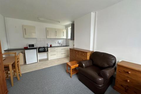 1 bedroom in a house share to rent, Reading Road South, Fleet