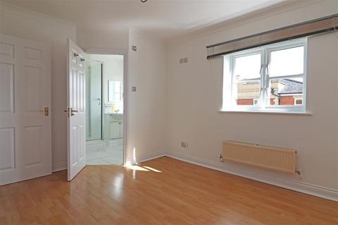 11 Cambridge Square, Redhill, RH1 6TG