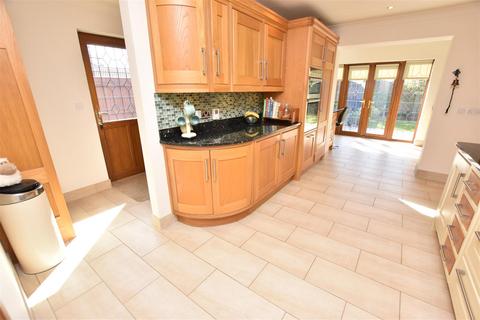 4 bedroom detached house for sale, Cheltenham Way, Cleethorpes DN35