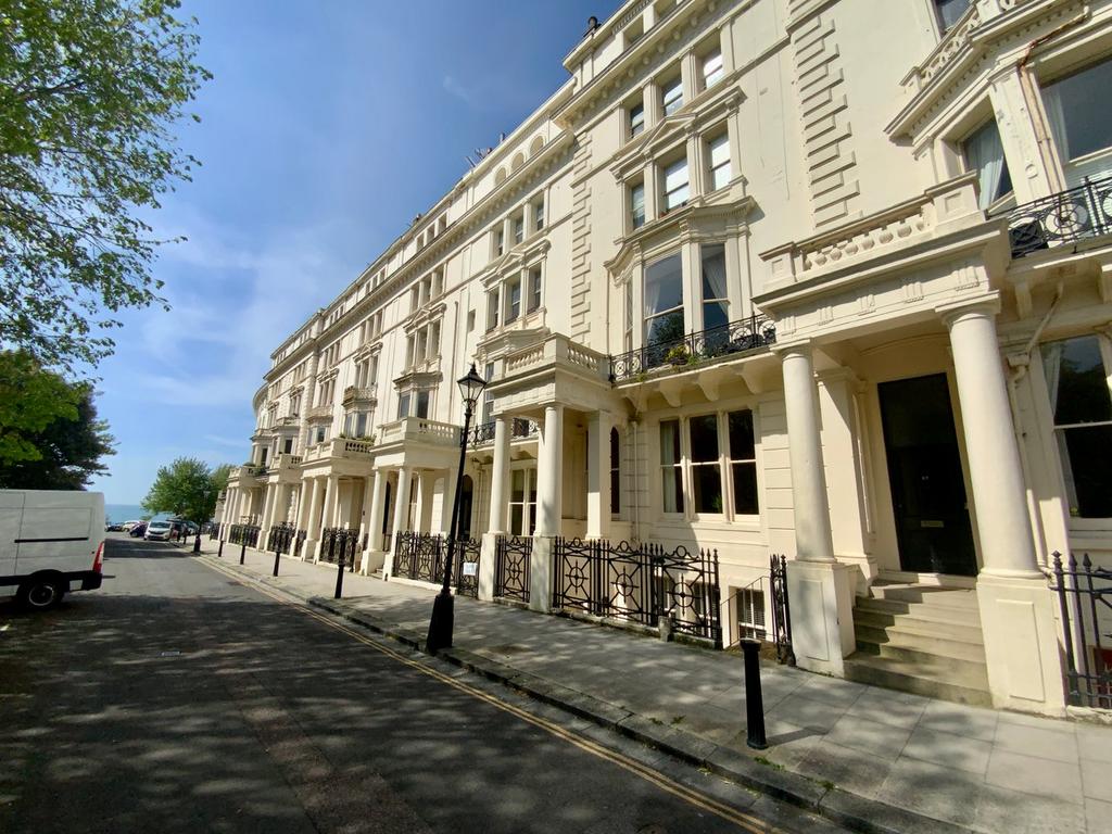 Palmeira Square, Hove, BN3 1 bed flat for sale £300,000