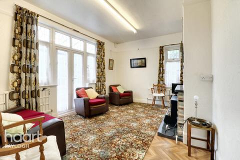 2 High Road, Rayleigh, SS6 7AA