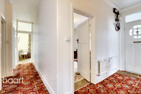 2 High Road, Rayleigh, SS6 7AA