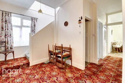 2 High Road, Rayleigh, SS6 7AA