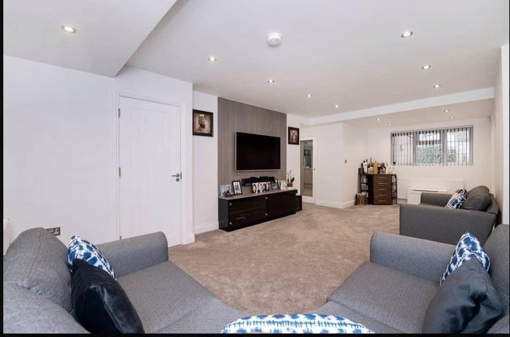 Whitehouse Way, Langley, Berkshire, SL3 4 bed detached house for sale