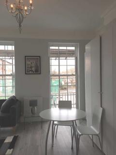 Studio to rent, The Vale, London
