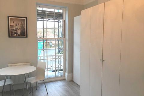 Studio to rent, The Vale, London