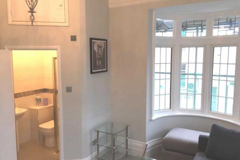 Studio to rent, The Vale, London