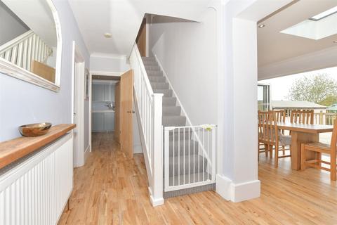 27b The Downs, Chartham, Canterbury, CT4 7PS