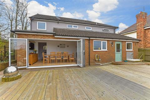 27b The Downs, Chartham, Canterbury, CT4 7PS