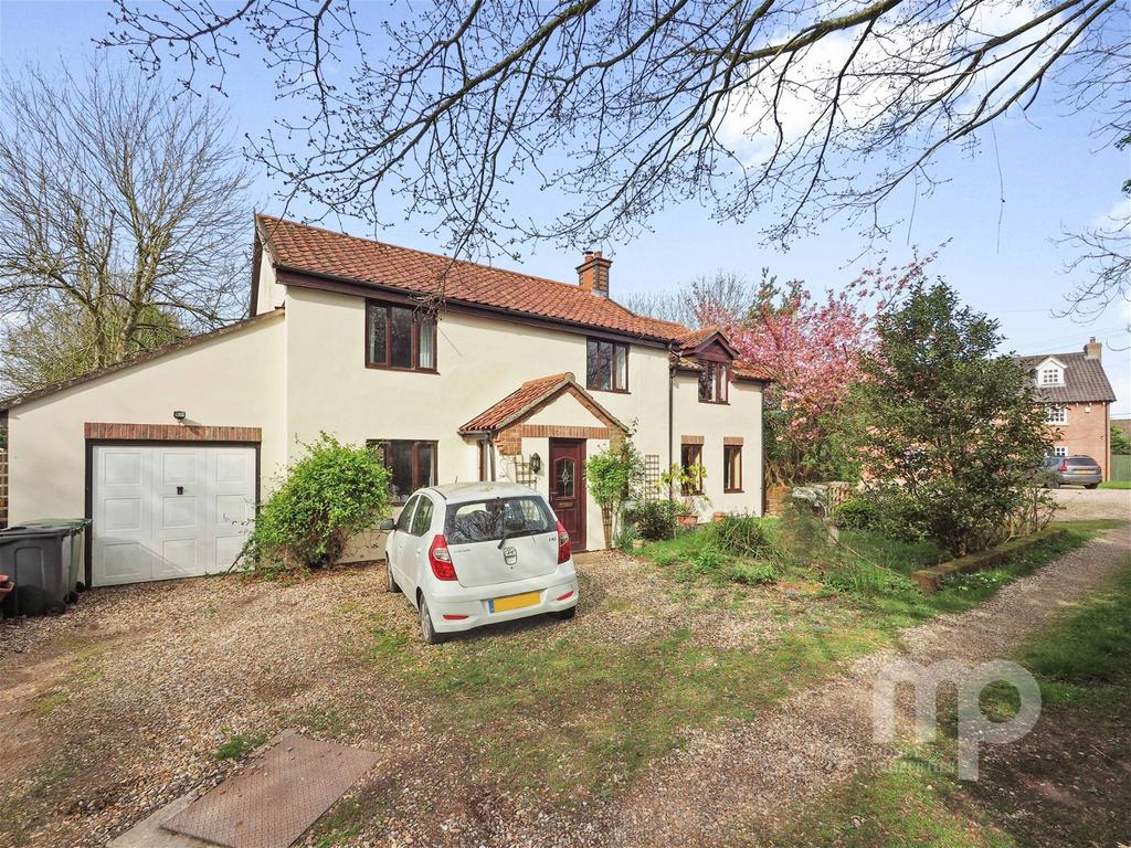 Norwich Road, Attleborough NR17 4 bed detached house £525,000