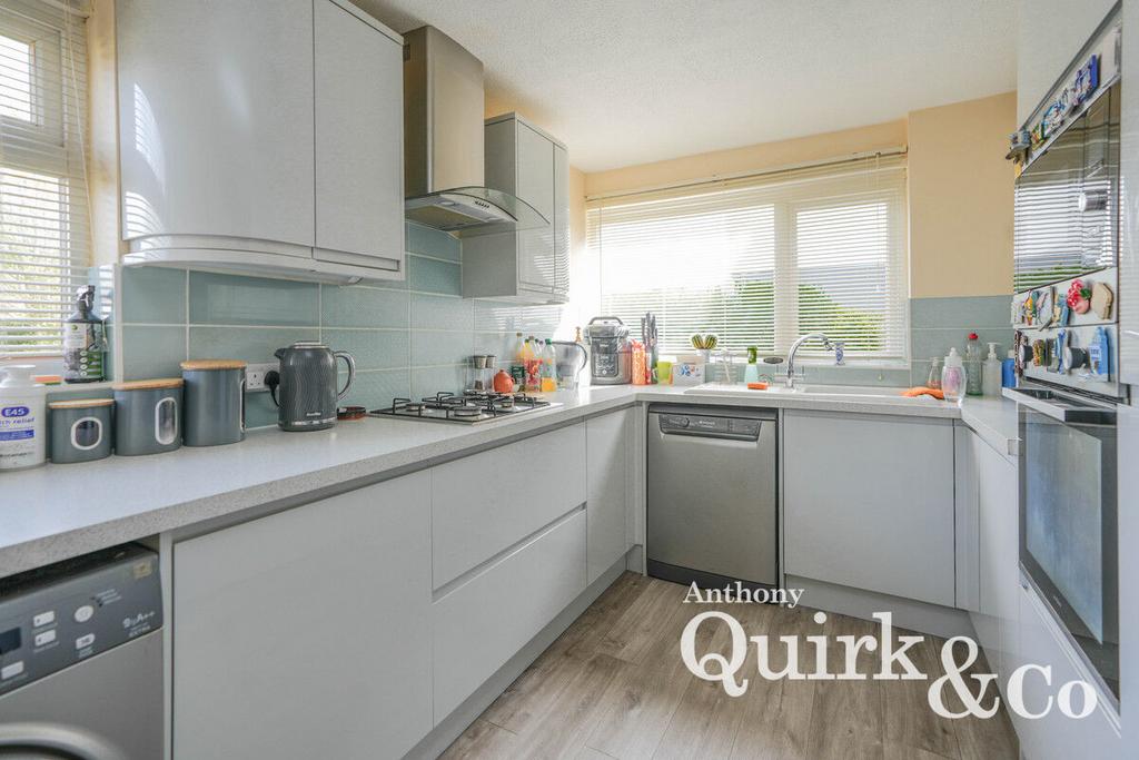 Furtherwick Road, Canvey Island, SS8 3 bed detached house for sale £