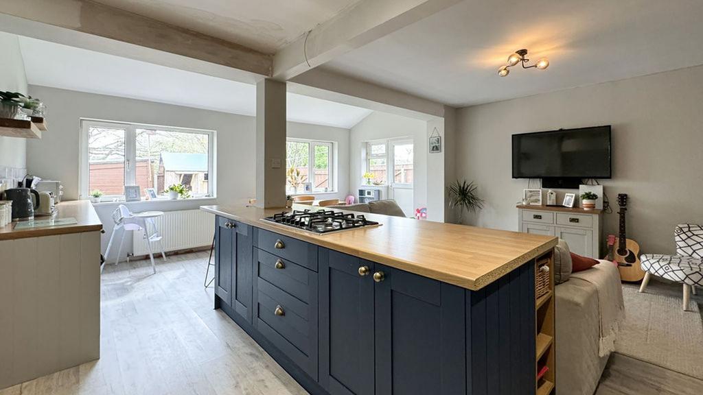 Burton, Christchurch BH23 3 bed semidetached house for sale £400,000