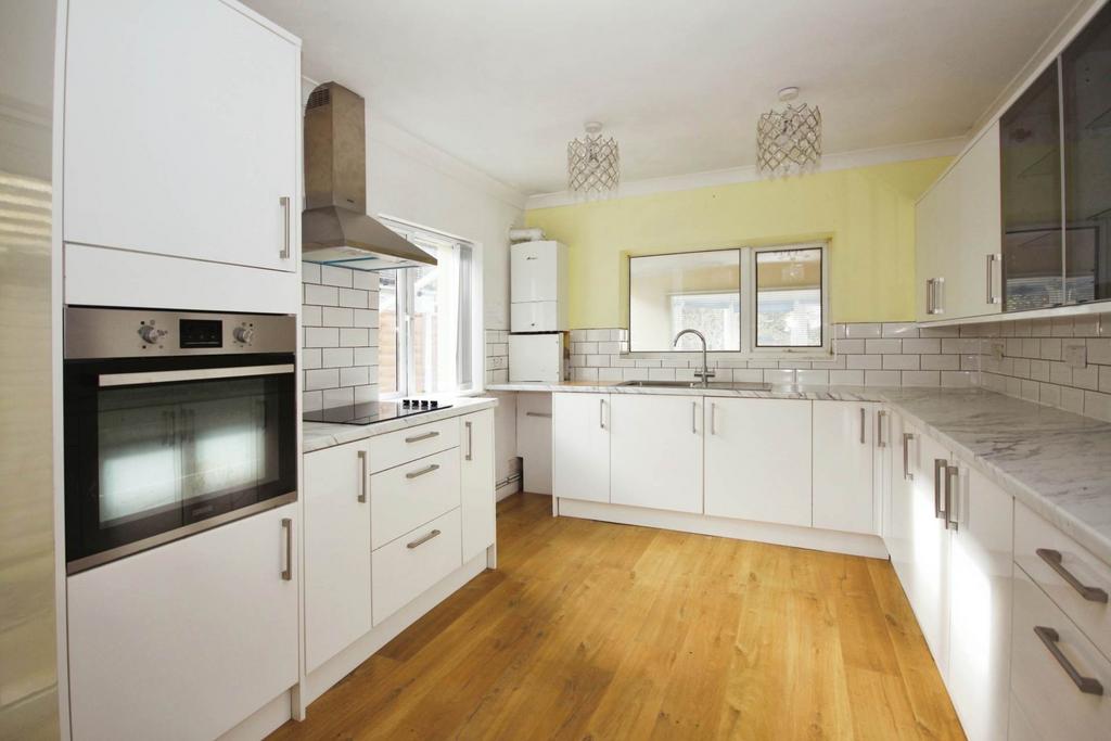 Shepherds Lane, Bracknell RG42 3 bed detached bungalow for sale £575,000