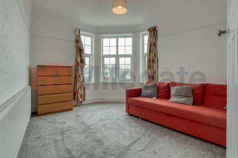 3 bedroom flat to rent, Hamlet Court Road, Westcliff-On-Sea SS0