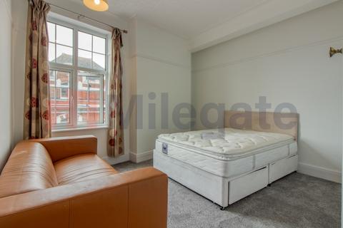3 bedroom flat to rent, Hamlet Court Road, Westcliff-On-Sea SS0
