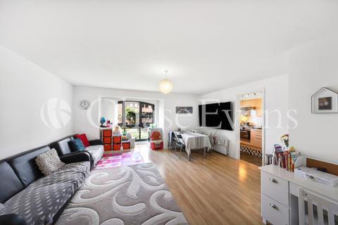 Flat C, 8 Felstead Gardens, London, E14 3BS