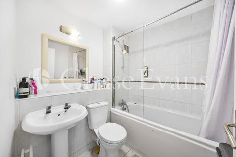 Flat C, 8 Felstead Gardens, London, E14 3BS