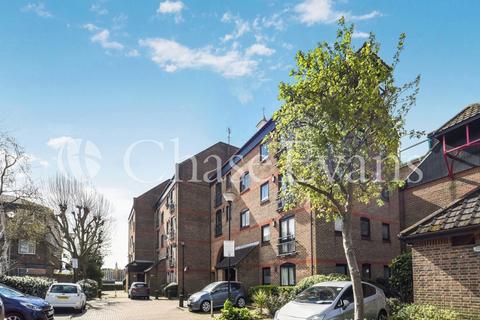 Flat C, 8 Felstead Gardens, London, E14 3BS