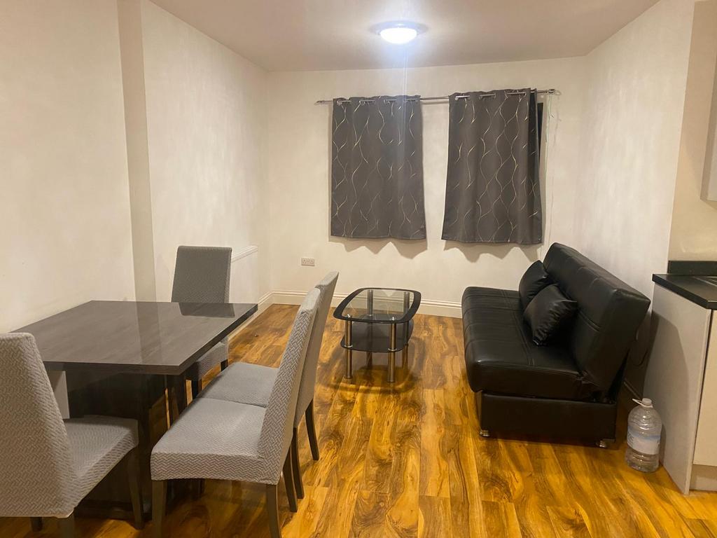 Apartment in Hounslow - View 3