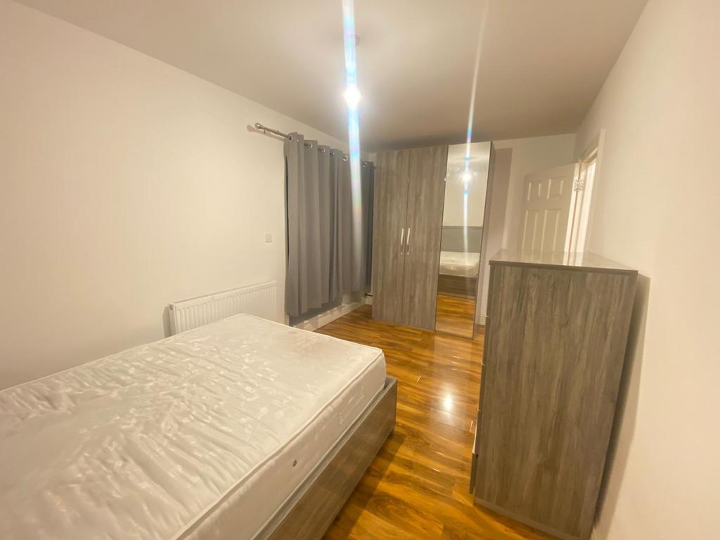 Apartment in Hounslow - View 5